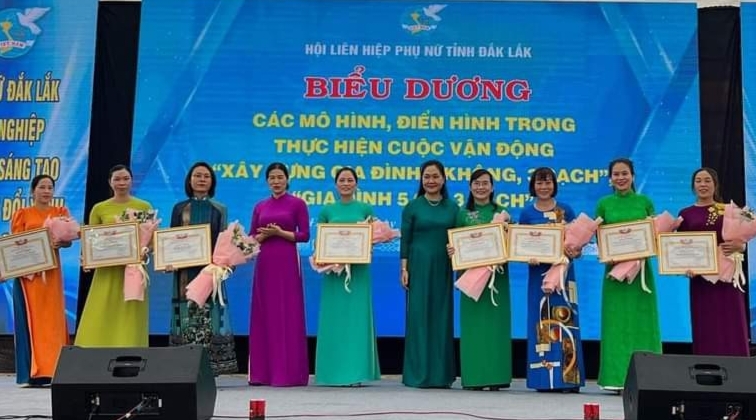 c hiếu, tại c uoc thi khởi nghiệp, người thứ 3 từ  phải qua